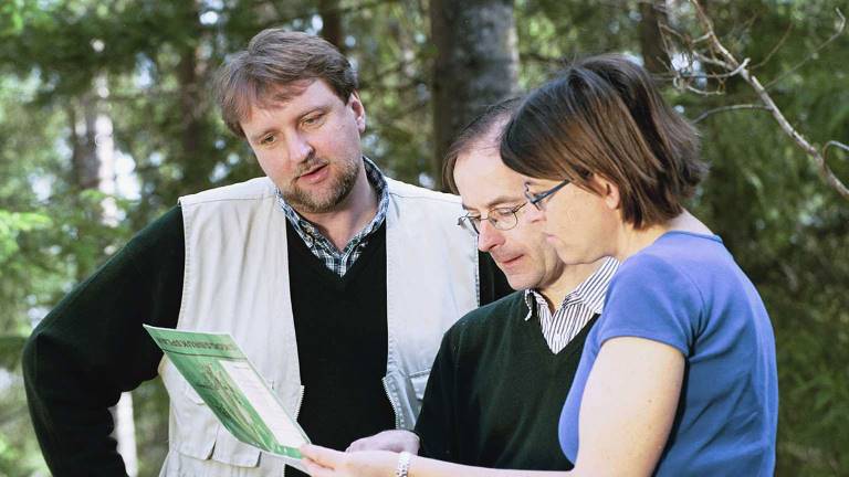 Rådgivning i skogen. Foto Johan Heurgren.