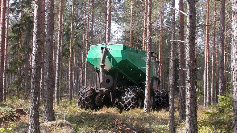 Gödsling med traktor. Foto Dan Malm.