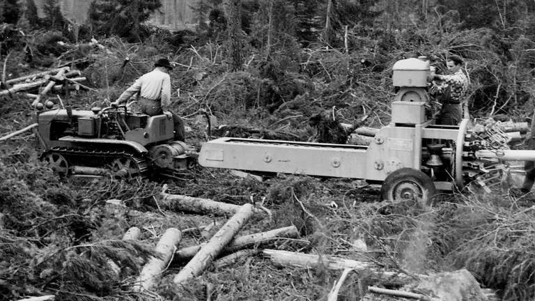 Barkningsmaskin Valo och en Fiat skogstraktor. Foto Skogsbiblioteket, SLU.