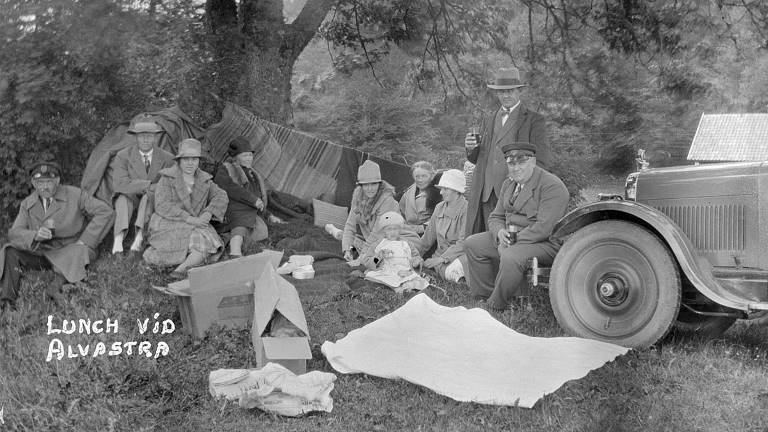 AL7644-lunch-vid-alvastra-1928-John-Alinder-Upplandsmuseet_1200x675px.jpg