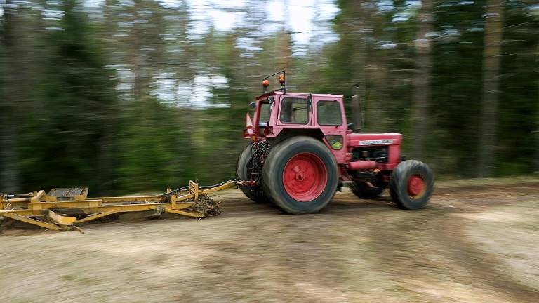 Traktordragen sladd på väg. Foto Thomas Adolfsén/Skogenbild